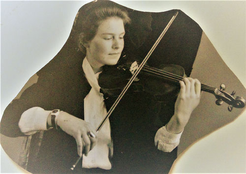 Lisa Barry als junge Frau beim Geige Spielen